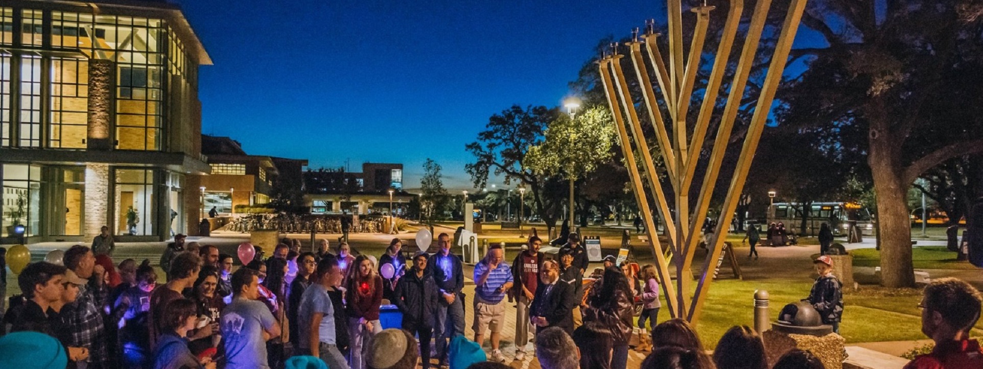 בָּרוּךְ אַתָּה ה' אֱלֹהֵינוּ מֶלֶךְ הָעוֹלָם שֶׁהֶחֱיָנוּ וְקִיְּמָנוּ וְהִגִּיעָנוּ לַזְּמַן הַזֶּה